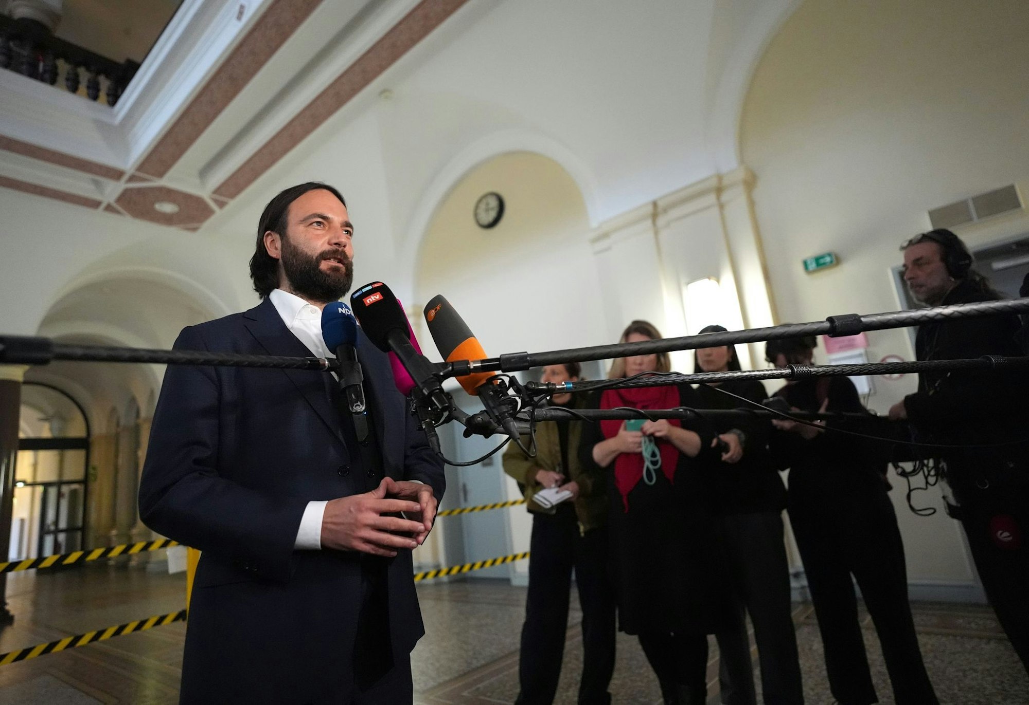 Blocks Verteidiger Ingo Bott gibt vor der Presse ein Statement ab.