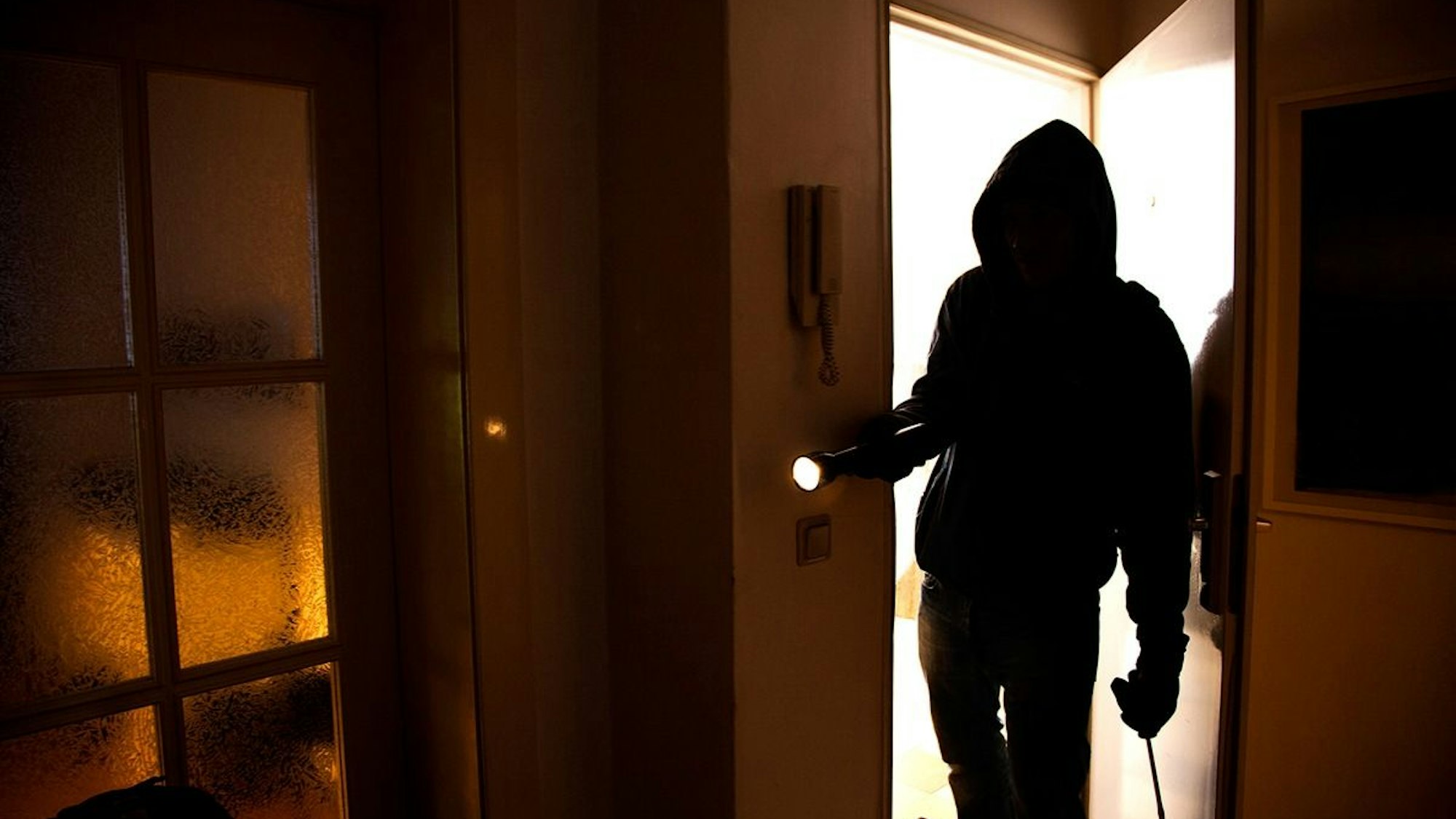 Ein von Einbrechern aufgehebeltes Fenster. (Symbolbild)