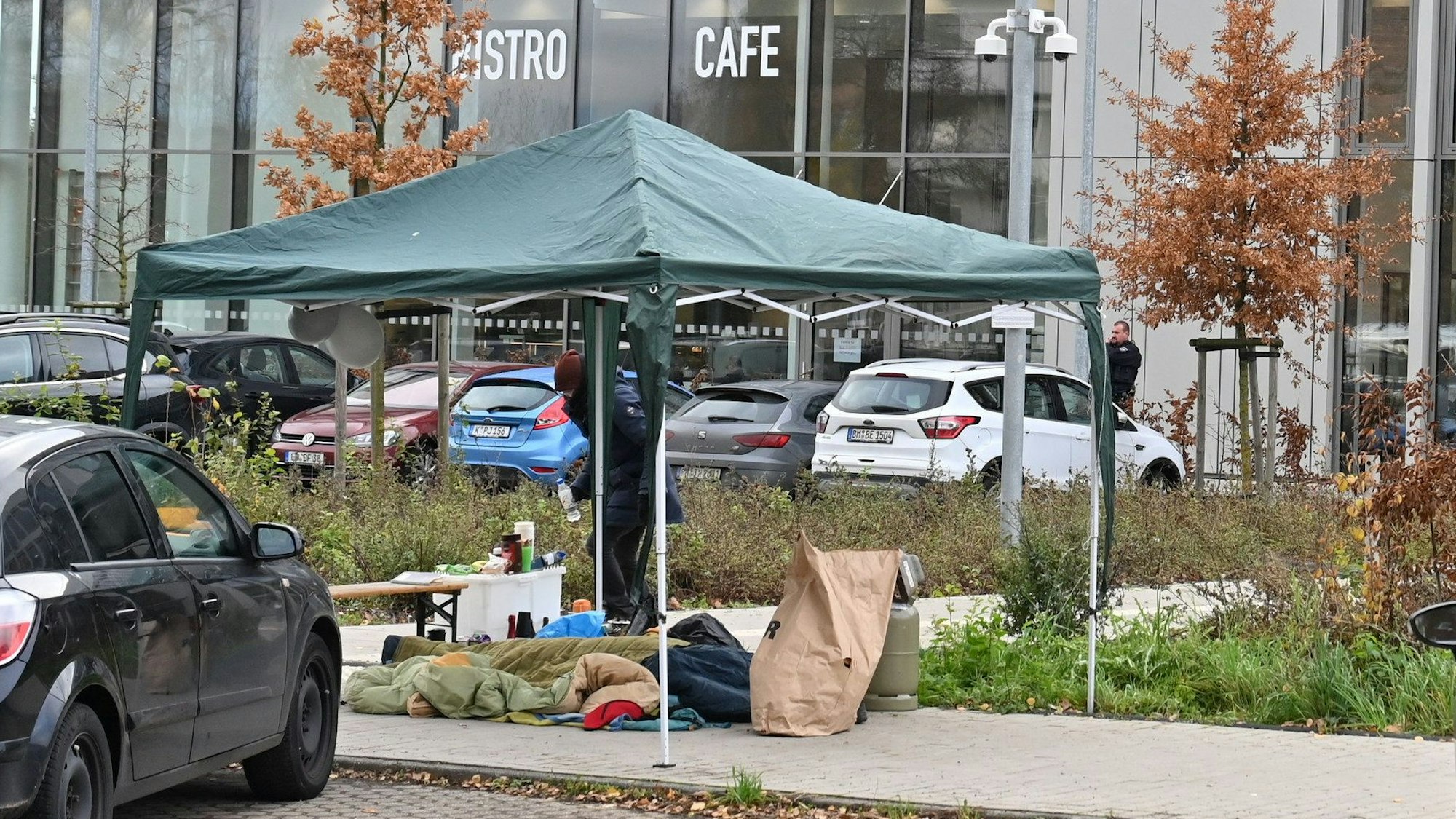 Das Bild zeigt die Mahnwache vor der Polizeistation.