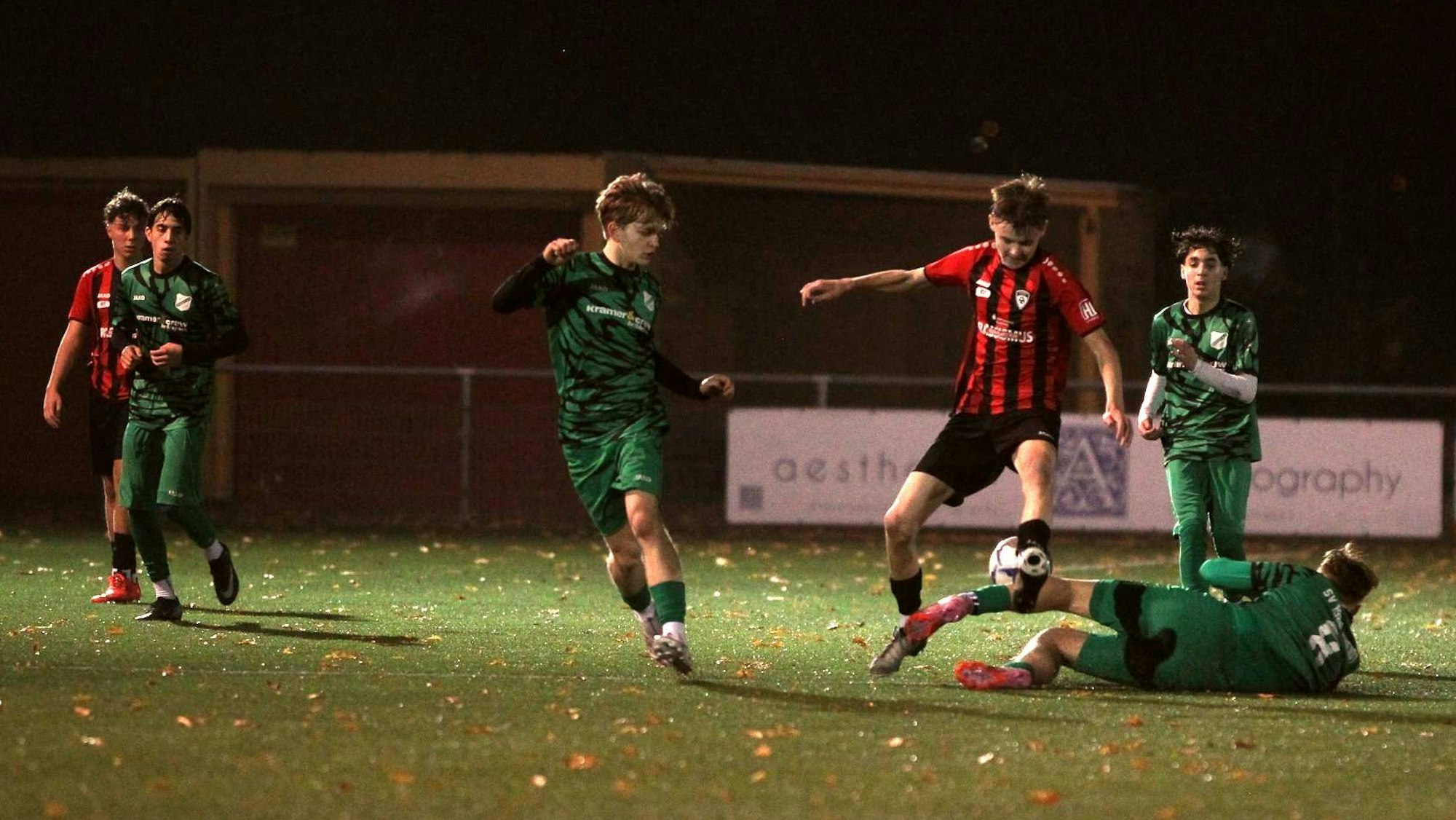 Ein Fußballer der JSG Erft 01 trifft einen hereingrätschenden Rheidt-Spieler am Knie.