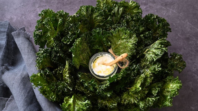 Nach 20 Minuten in der Backröhre sind die Grünkohlblätter immer noch so schön grün, dafür aber richtig knusprig.