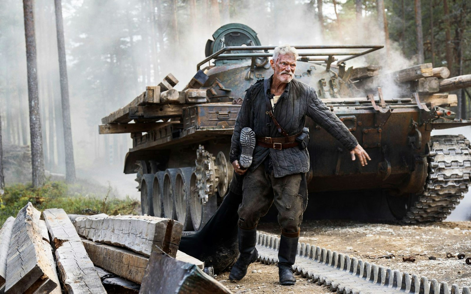 Yeagor Draganov (Stephen Lang), Kommandant der Roten Armee, bläst zur Jagd auf Aatami Korpi. (Bild: 2025 CTMG/Sony Pictures Entertainment/Kristjan Mõru)