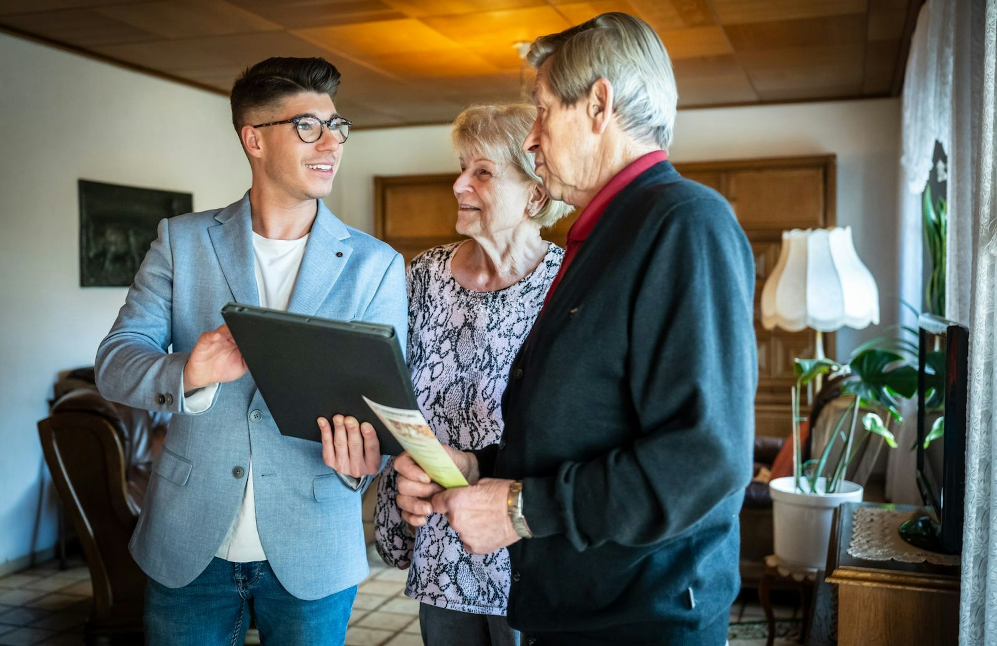 DSDS-Sieger Davin Herbrüggen (links) hat sich als Pflegeberater selbstständig gemacht. (Bild: IMAGO / Funke Foto Services)