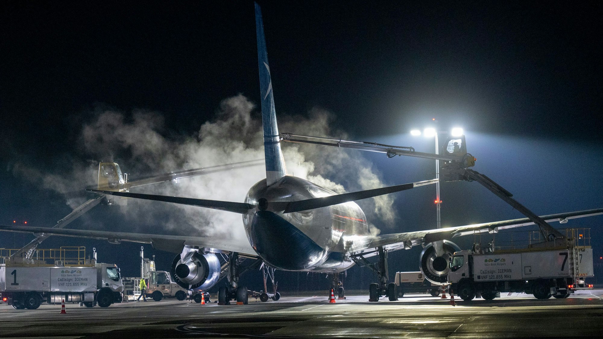 10.02.2023, Köln: Ein Flugzeug wird enteist. Am Flughafen Köln-Bonn darf auch nachts gestartet und gelandet werden.