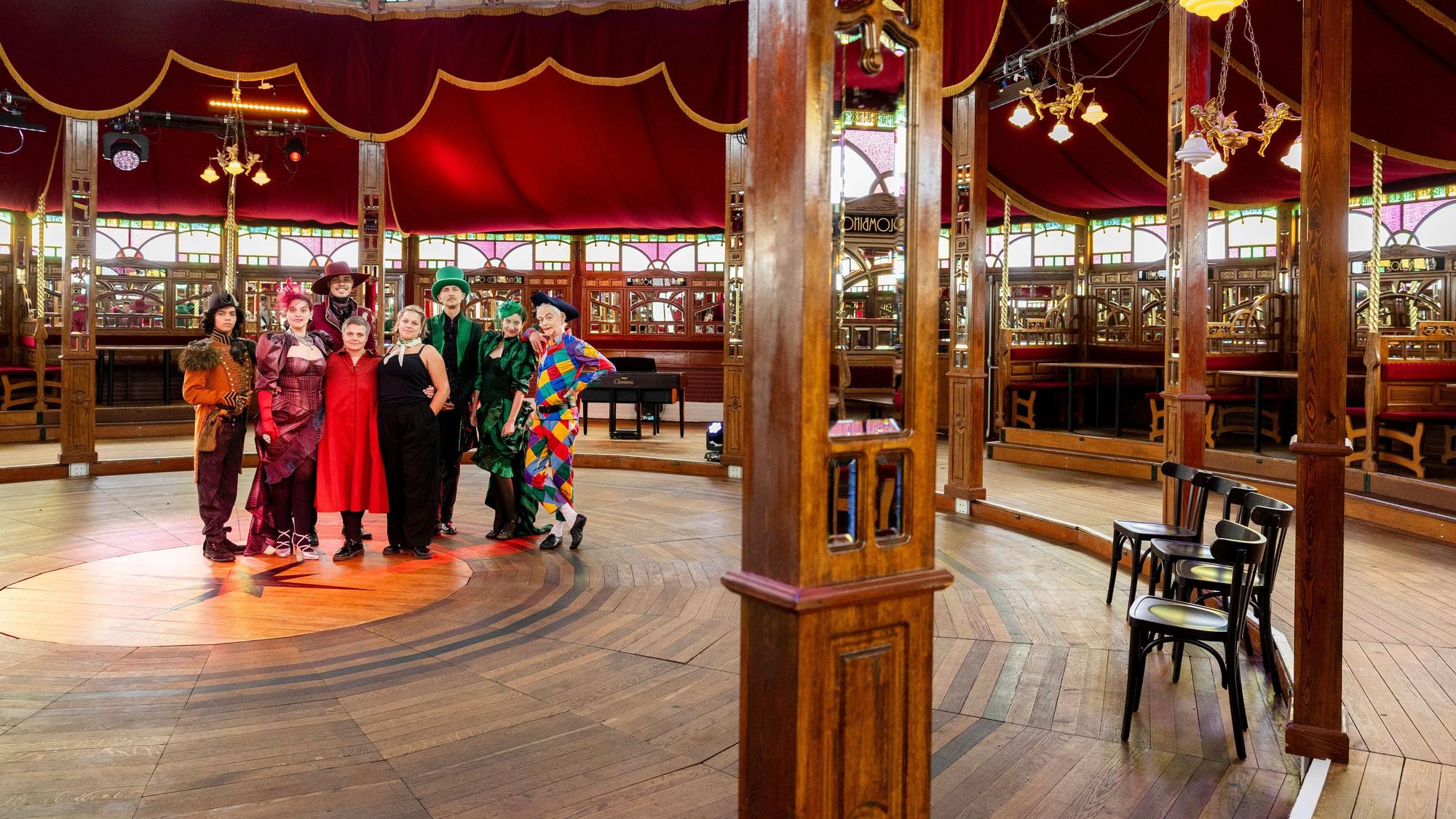 Das Urania-Theater ist von Ehrenfeld in das Schanzenviertel in einen Spiegelpalast gezogen. Im Bild das Ensemble mit Bettina Montazem, Lea Johanna Montazem und Rosa Halina Dahm.
