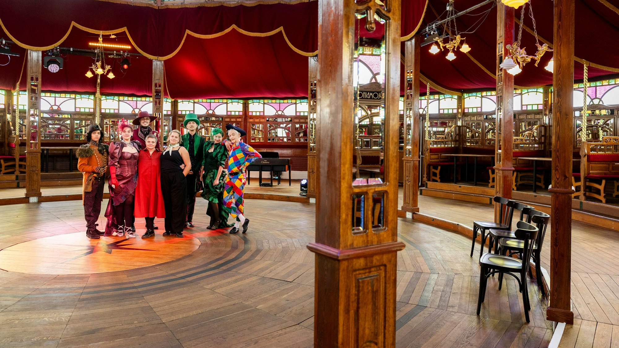 Das Urania-Theater ist von Ehrenfeld in das Schanzenviertel in einen Spiegelpalast gezogen. Im Bild das Ensemble mit Bettina Montazem, Lea Johanna Montazem und Rosa Halina Dahm.