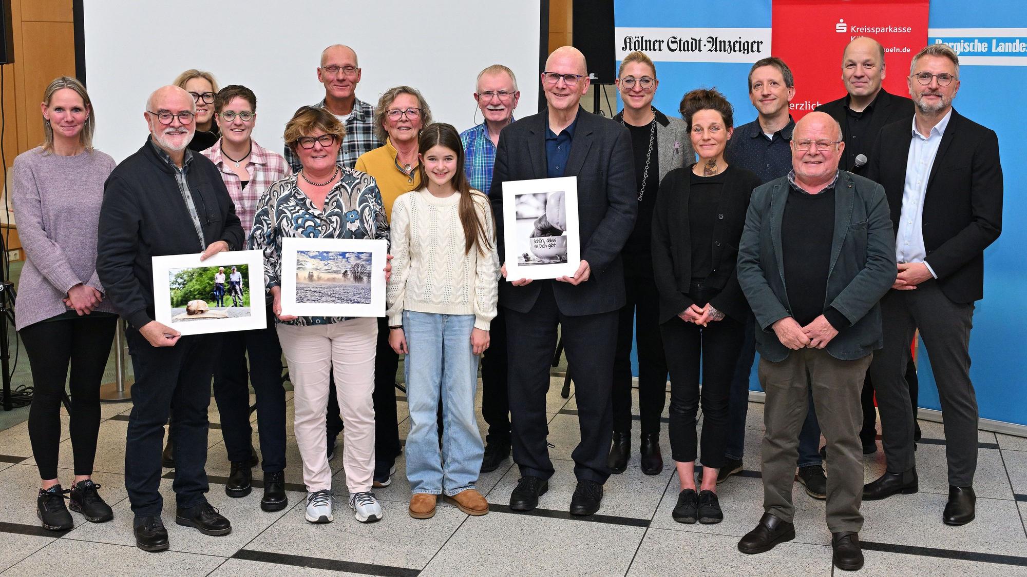 Alle Gewinner sowie die Vertreter von Redaktion und Kreissparkasse Köln stehen nebeneinander.
