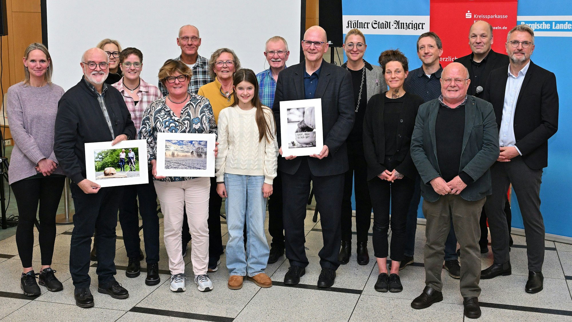 Alle Gewinner sowie die Vertreter von Redaktion und Kreissparkasse Köln stehen nebeneinander.