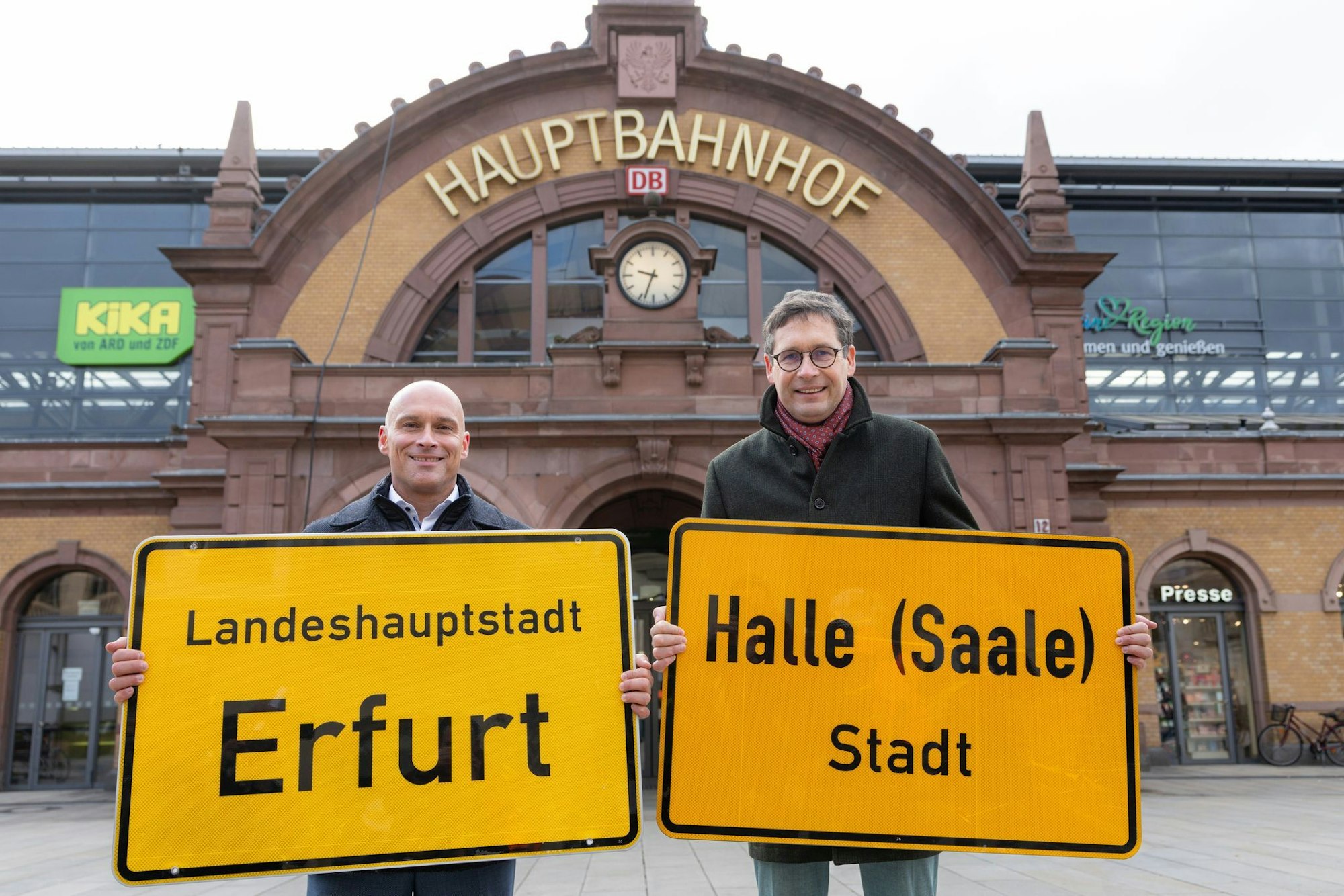 Erfurts Oberbürgermeister Andreas Horn (CDU) und Halles OB Alexander Vogt (parteilos) werben für ihre Städte.