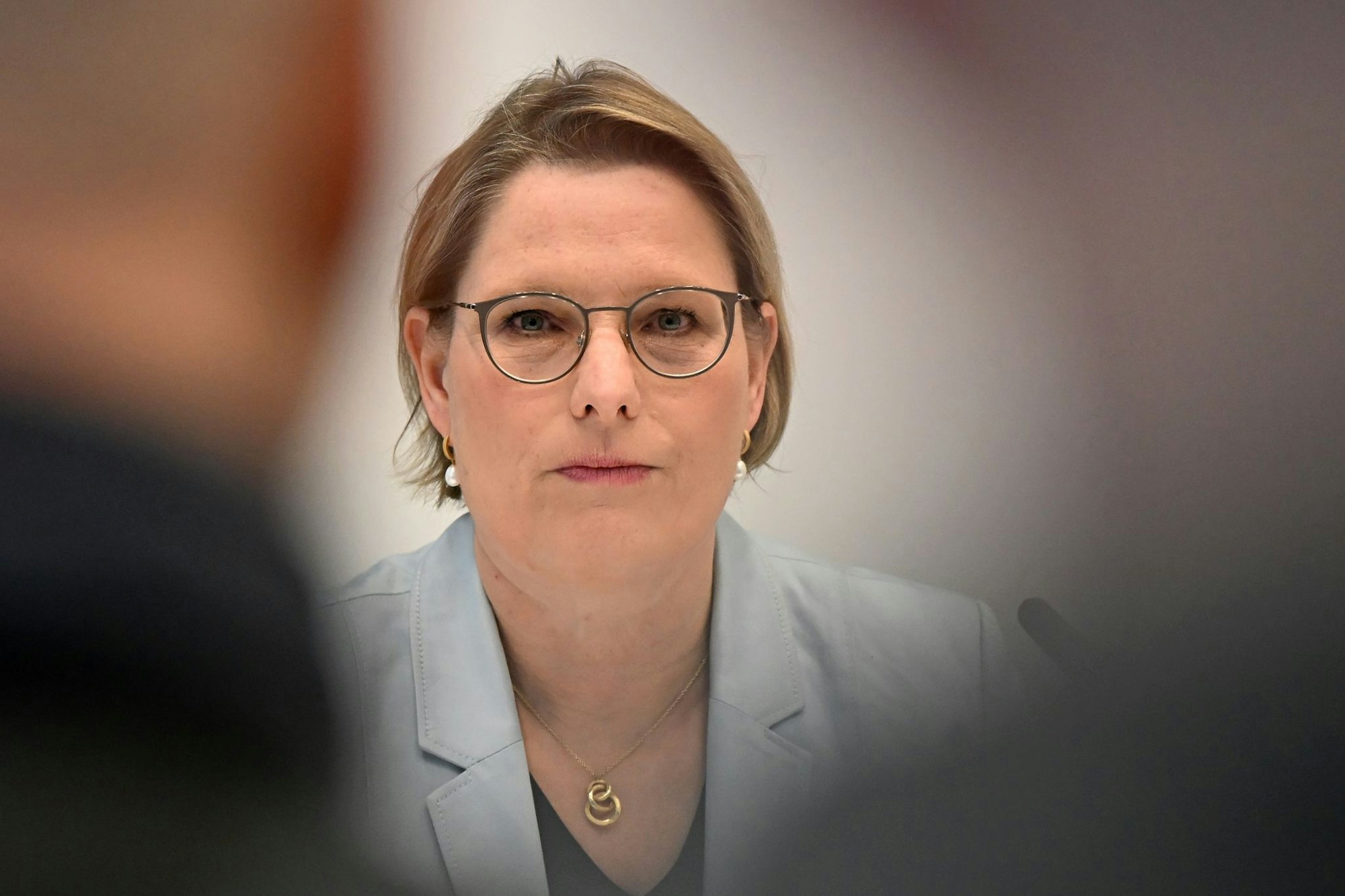 Der Entwurf von Bundesjustizministerin Stefanie Hubig (SPD) sieht vor, dass der Antrag auf elektronische Aufenthaltsüberwachung beim Familiengericht gestellt wird. (Archivbild)