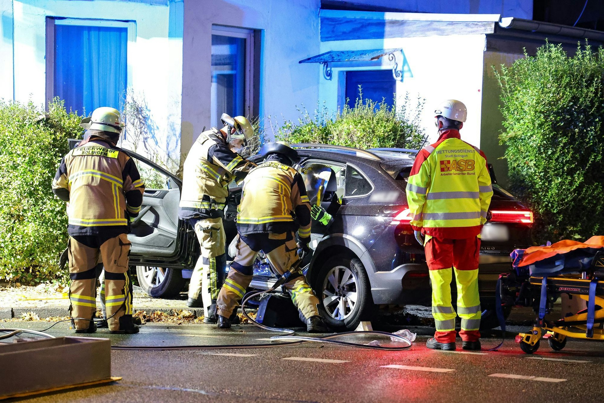 In Solingen kracht ein Fahranfänger mit überhöhter Geschwindigkeit in eine Hauswand.
