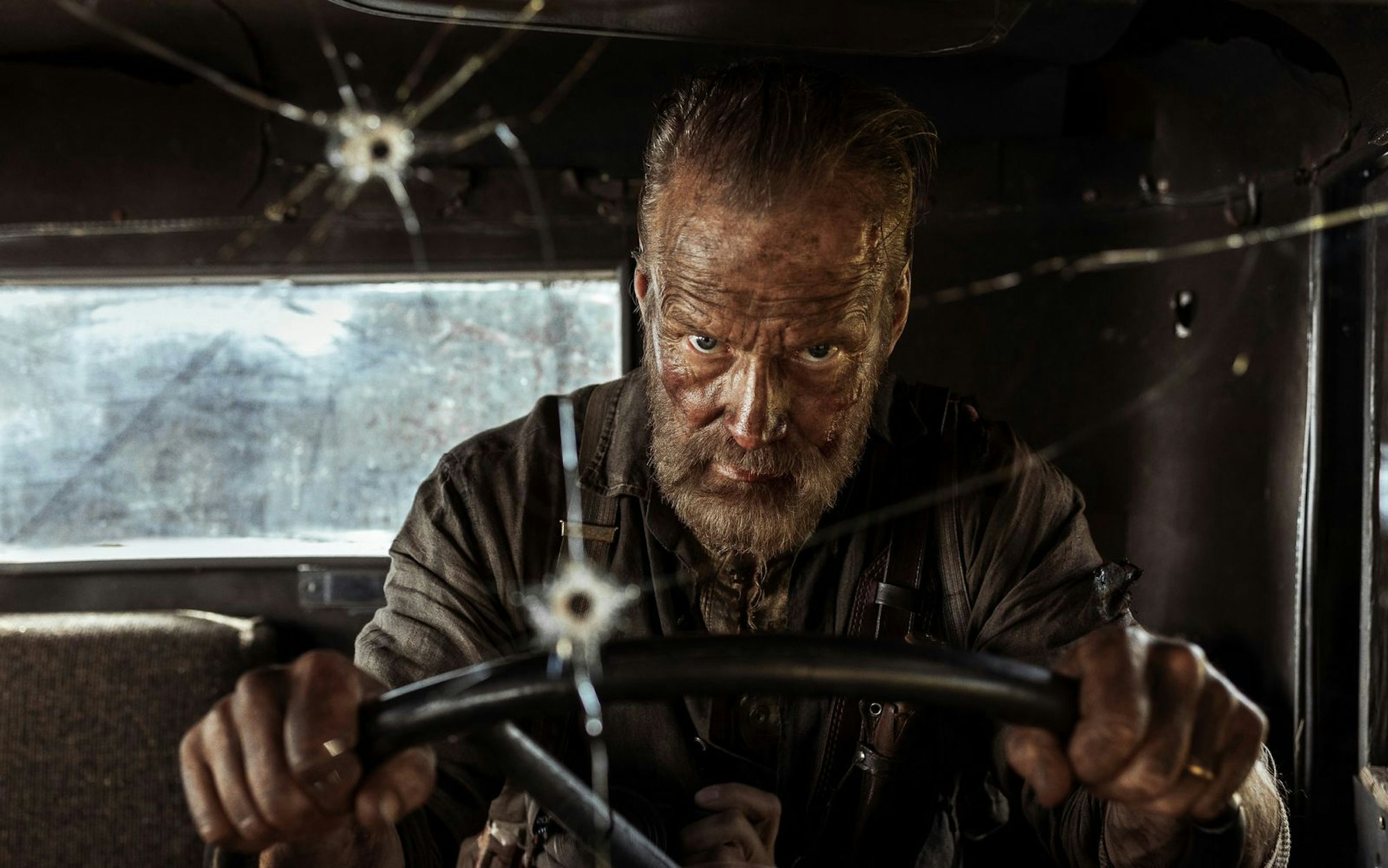 Aatami Korpi (Jorma Tommila) will das Haus seiner Familie mit einem LKW abtranspotieren. (Bild: 2025 CTMG/Sony Pictures Entertainment/Heikki Leis)