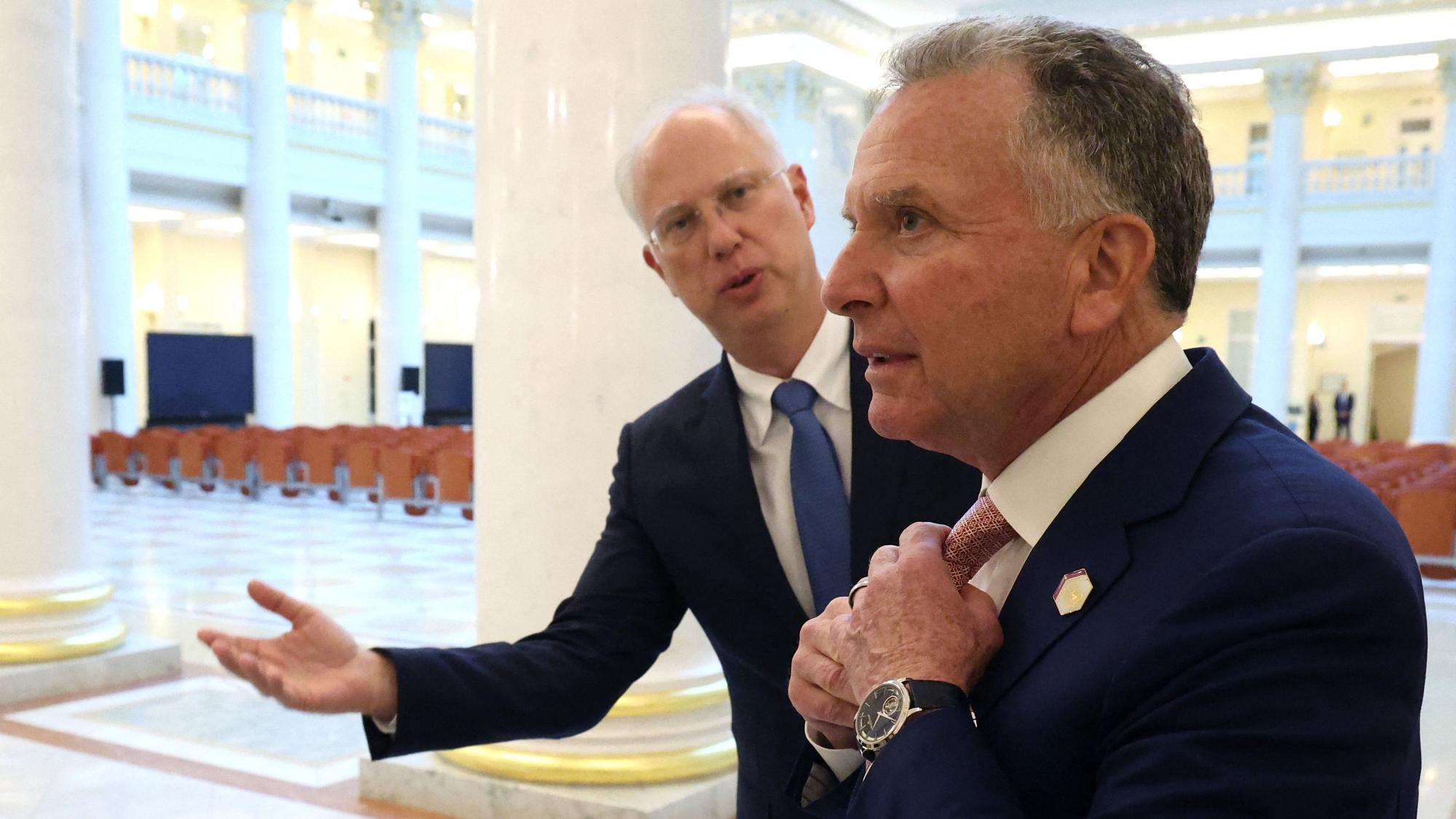 Putins Sondergesandter für die Ukraine Kirill Dmitrijew begrüßt sein amerikanisches Pendant Steve Witkoff in Sankt Petersburg. (Archivbild)