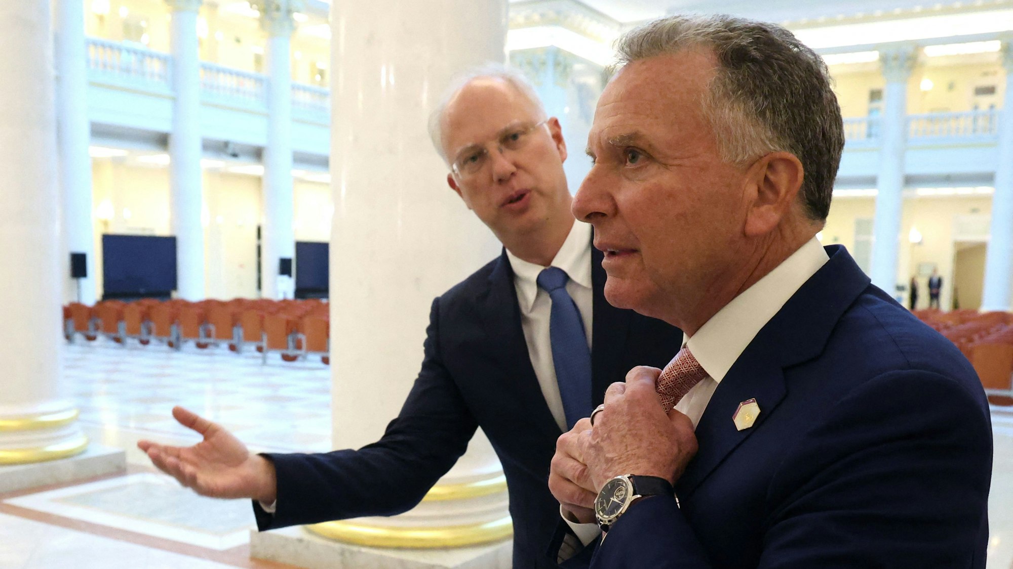 Putins Sondergesandter Kirill Dmitrijew zusammen mit seinem amerikanischen Amtskollegen Steve Witkoff bei einem Zusammentreffen in St. Petersburg. (Archivbild)