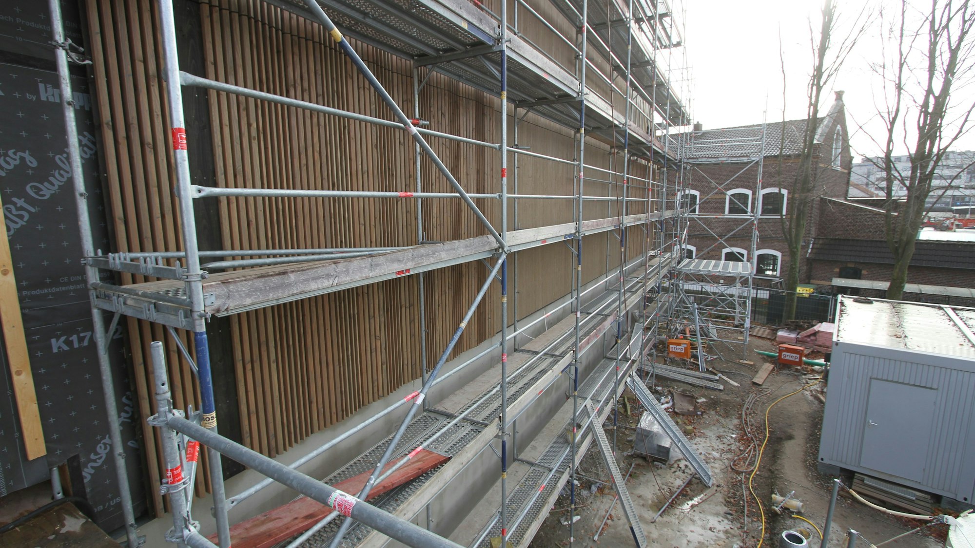 Baustelle für die neue Vierfachturnhalle des Gymnasiums Alleestraße im Haufeld, Fassade mit Holzlamellen