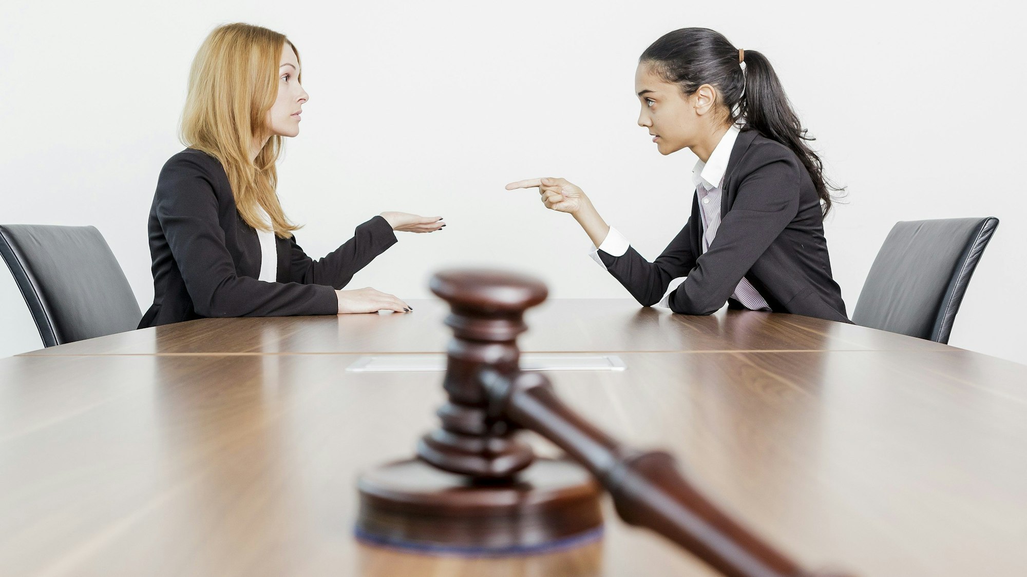 Streit muss nicht immer vor Gericht landen, Schiedspersonen können oft helfen.