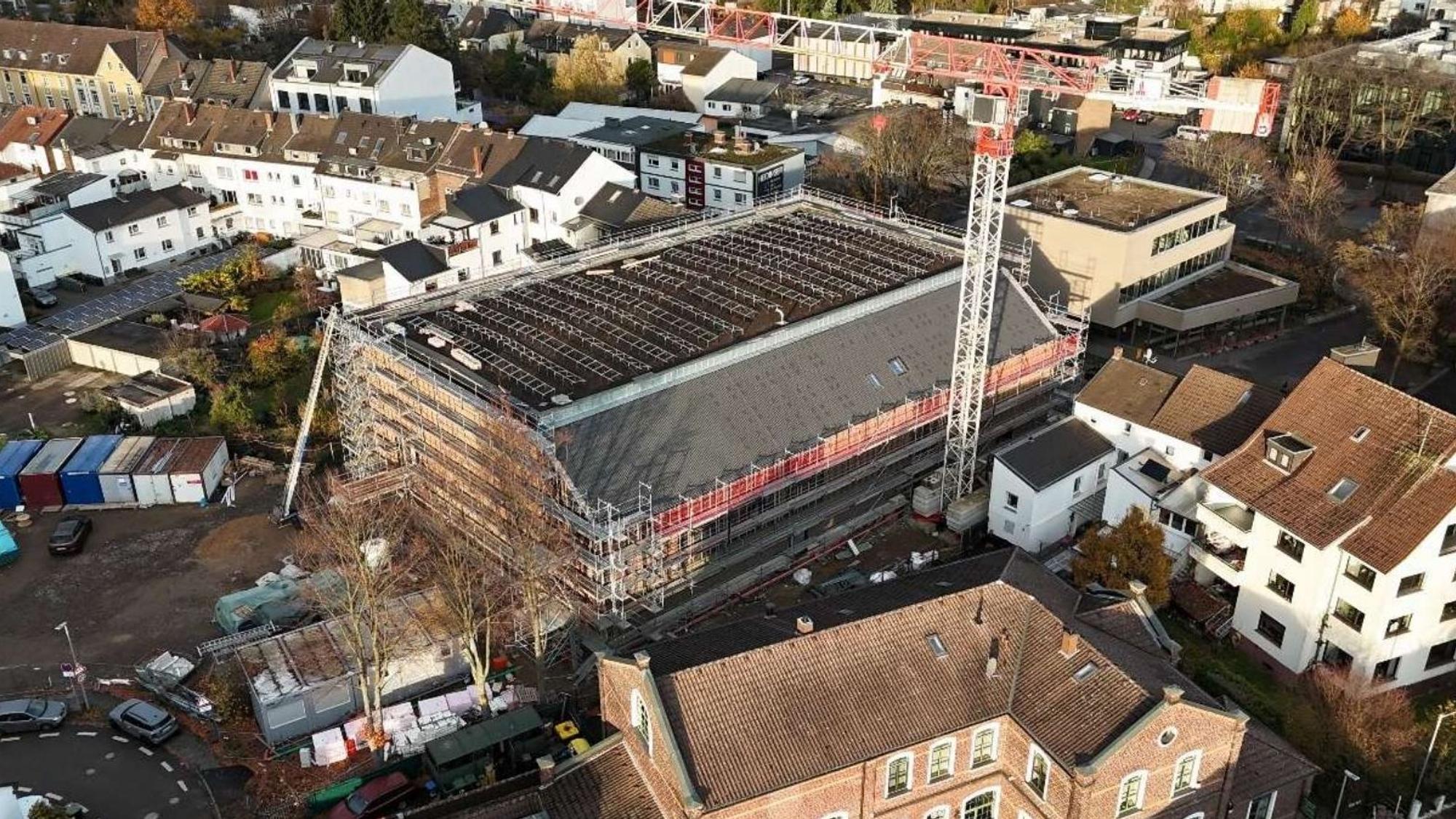 Baustelle für die neue Vierfachturnhalle des Gymnasiums Alleestraße im Haufeld.