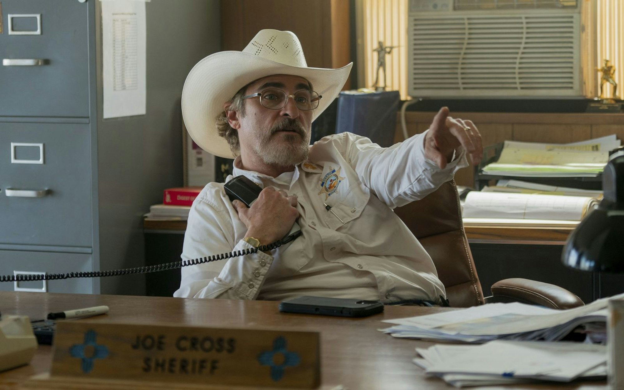Von seinem Sheriff-Büro aus organisiert Joe Cross (Joaquin Phoenix) den Wahlkampf für das Bürgermeisteramt. (Bild: Leonine)
