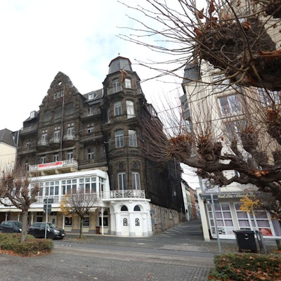 Ein historisches Gebäude an der Rheinallee.