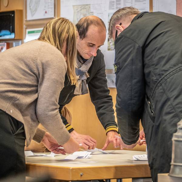 Auszählung einer geheimen Abstimmung am 27. Oktober 2025 im Stadtrat