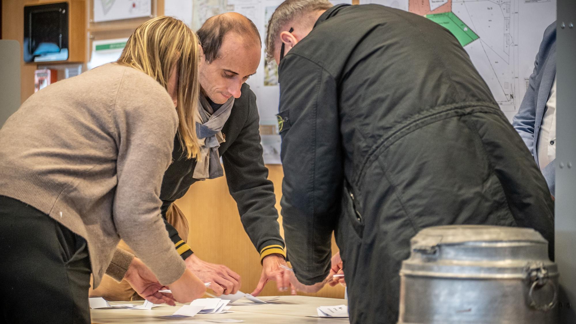 Auszählung einer geheimen Abstimmung am 27. Oktober 2025 im Stadtrat