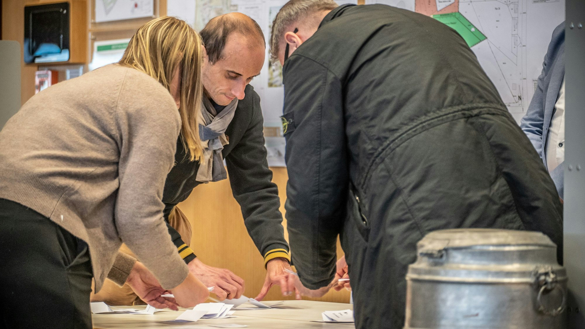 Auszählung einer geheimen Abstimmung am 27. Oktober 2025 im Stadtrat