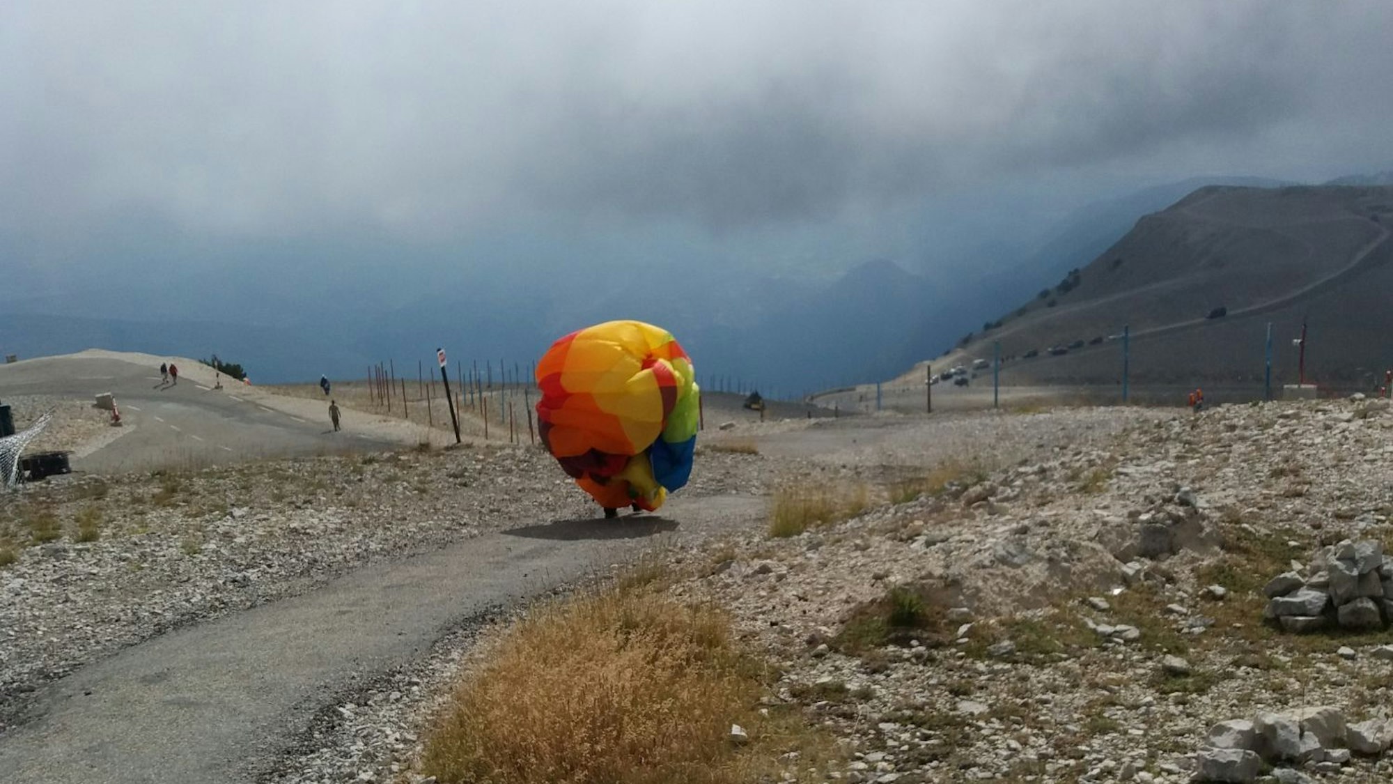 Ein Paraglider trägt seinen Schirm den Mont Ventoux in Frankreich hinauf.
