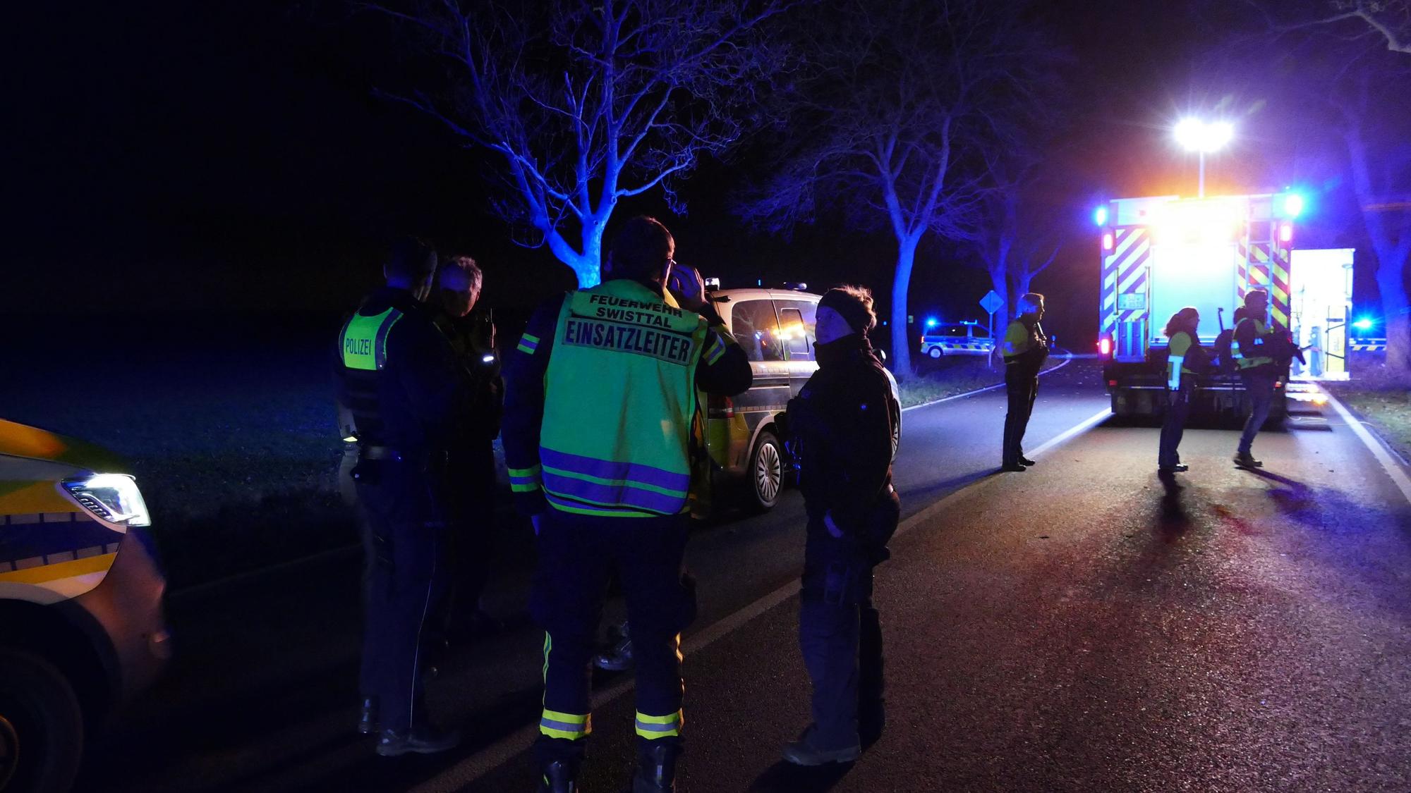 Rund 20 Feuerwehrleute waren im Einsatz. Für den Fahrer des Wagens kam jede HIlfe zu spät.