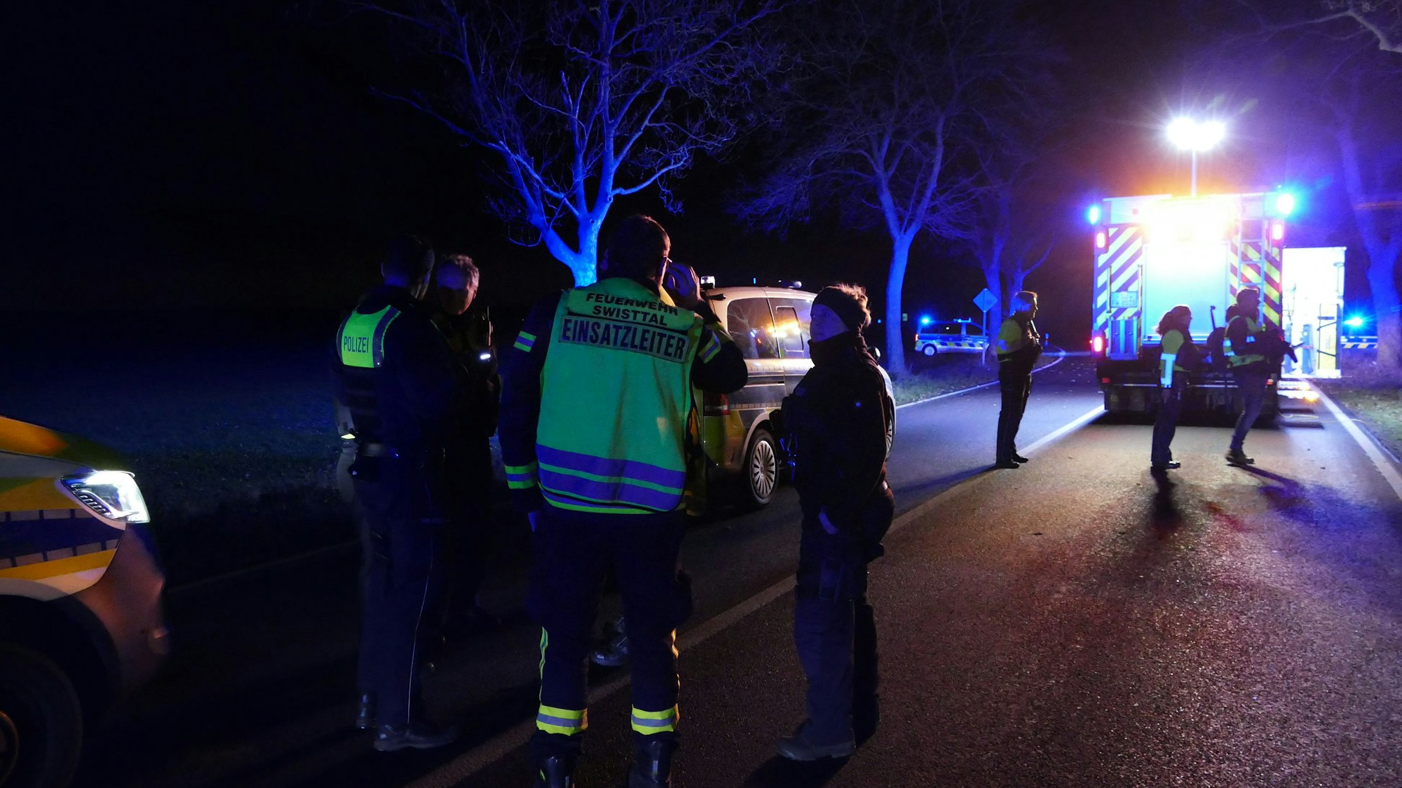 Rund 20 Feuerwehrleute waren im Einsatz. Für den Fahrer des Wagens kam jede HIlfe zu spät.