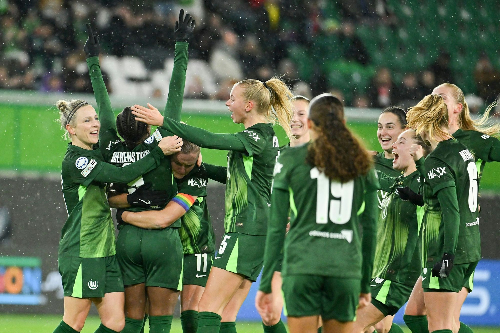 Wolfsburger Jubel in der Champions League. Im Mittelpunkt: Torschützin Lineth Beerensteyn.