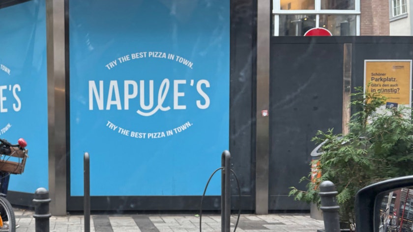 Napule's Ankündigung auf der Breite Straße. Der Pizza Laden soll einen zweiten Ableger in der Innenstadt bekommen.