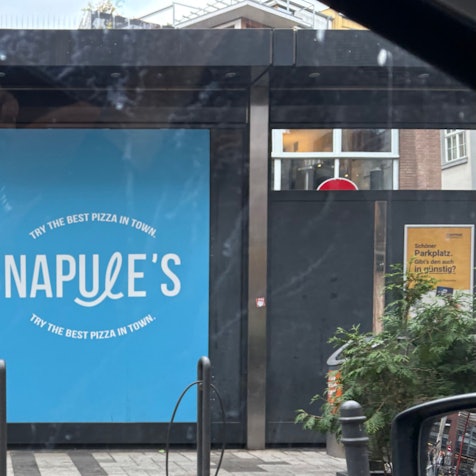 Napule's Ankündigung auf der Breite Straße. Der Pizza Laden soll einen zweiten Ableger in der Innenstadt bekommen.