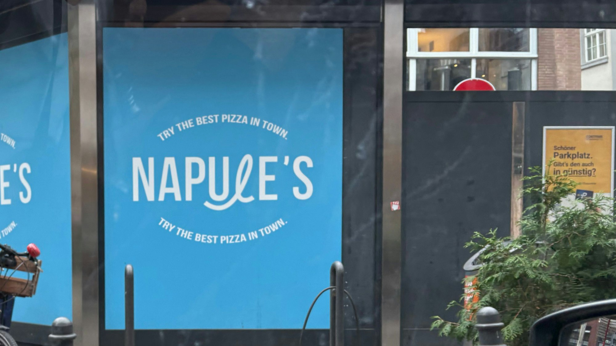 Napule's Ankündigung auf der Breite Straße. Der Pizza Laden soll einen zweiten Ableger in der Innenstadt bekommen.