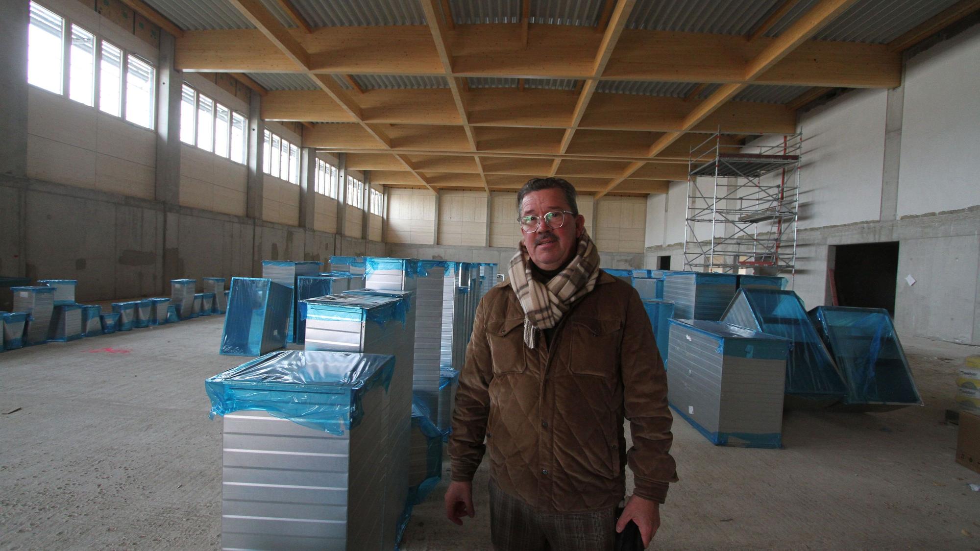 Baustelle für die neue Vierfachturnhalle des Gymnasiums Alleestraße im Haufeld, Fassade mit Holzlamellen