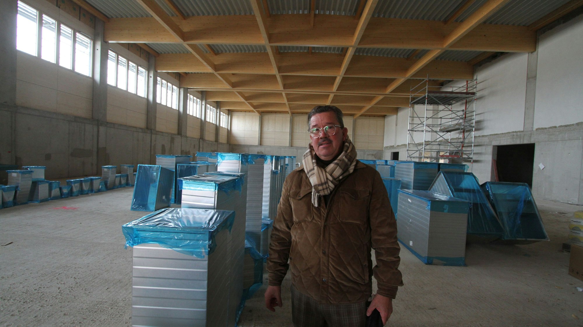 Baustelle für die neue Vierfachturnhalle des Gymnasiums Alleestraße im Haufeld, Fassade mit Holzlamellen