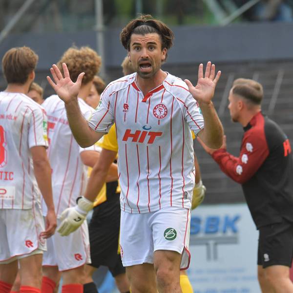 23.08.2025, GER, Fussball, Regionalliga West, Saison 2025/2026, 05. Spieltag, Ohlendorf Stadion im Heidewald, Gütersloh FC Gütersloh - SC Fortuna Köln 1 : 1 David Haider Kamm Al-Azzawe SC Fortuna Köln protestiert gegen die Elfmeterentscheidung, Aktion, Einzelbild, Quer, Mimik, Gestik, Reklamieren, protestieren *** 23 08 2025, GER, Football, Regionalliga West, Season 2025 2026, 05 Matchday, Ohlendorf Stadion im Heidewald, Gütersloh FC Gütersloh SC Fortuna Köln 1 1 David Haider Kamm Al Azzawe SC Fortuna Köln protests against the penalty decision, action, single image, cross, facial expression, gesture, complain, protest