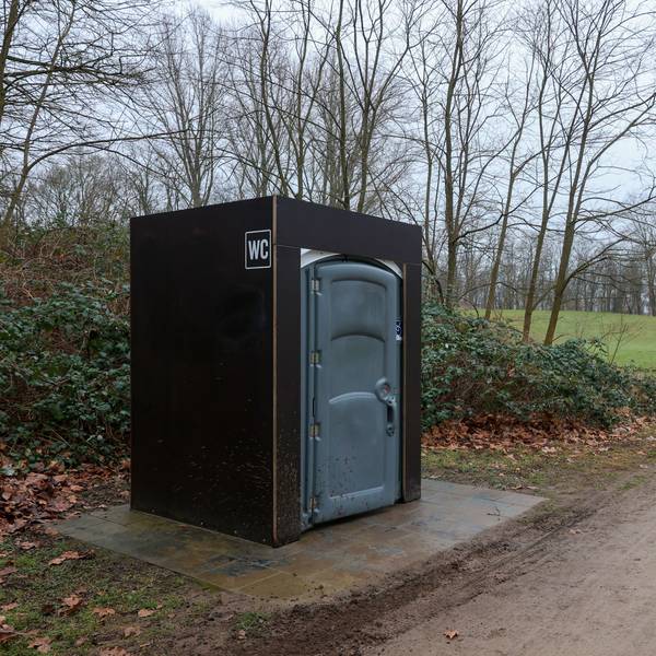 Öffentliche Toilette im Park am Akazienweg in Vogelsang .