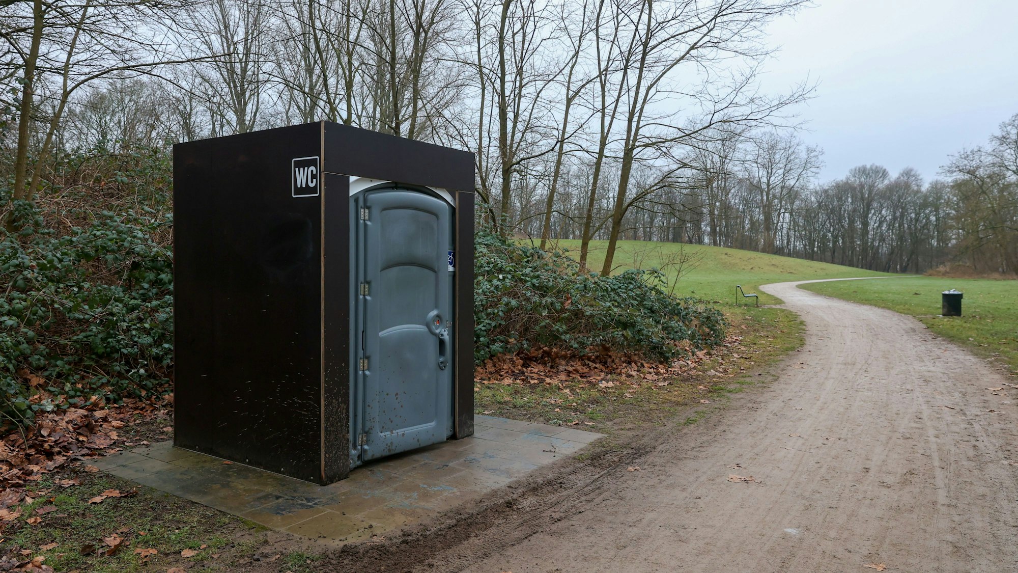 Öffentliche Toilette im Park am Akazienweg in Vogelsang .