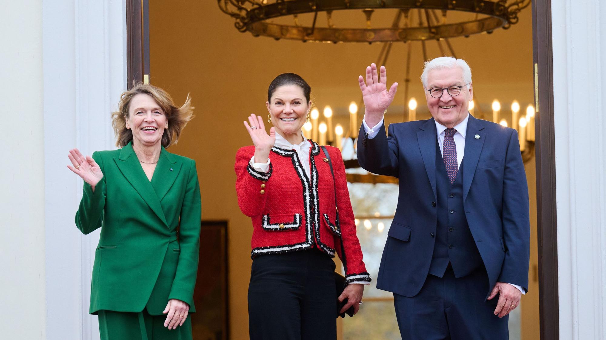 Bundespräsident Frank-Walter Steinmeier (r) und seine Frau Elke Büdenbender (l) empfangen Kronprinzessin Victoria von Schweden (m) im Schloss Bellevue.
