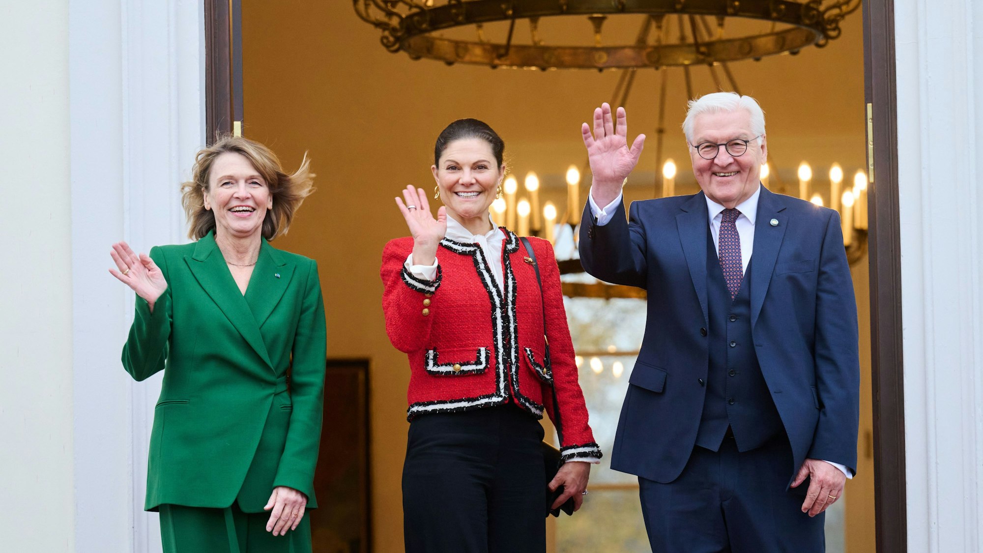 Bundespräsident Frank-Walter Steinmeier (r) und seine Frau Elke Büdenbender (l) empfangen Kronprinzessin Victoria von Schweden (m) im Schloss Bellevue.