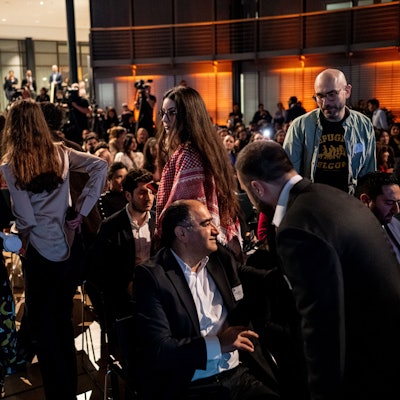 19.11.2025, Berlin: Stipendiaten gehen aus Protest bei der Rede des Bundeskanzlers bei Verleihung des TALISMAN-Preis für gesellschaftlichen Zusammenhalt der Deutschlandstiftung Integration aus dem Saal. Foto: Fabian Sommer/dpa +++ dpa-Bildfunk +++