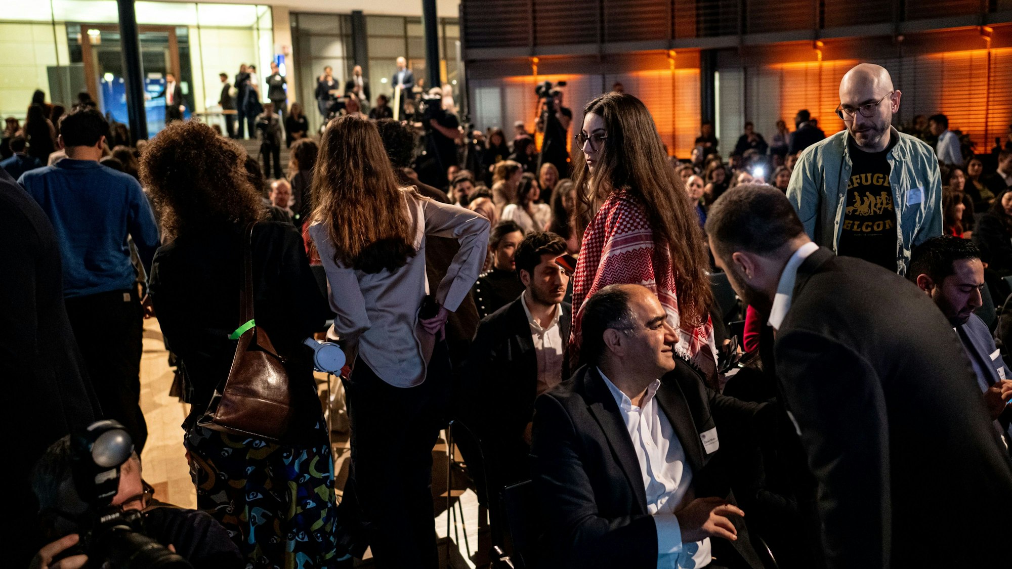 19.11.2025, Berlin: Stipendiaten gehen aus Protest bei der Rede des Bundeskanzlers bei Verleihung des TALISMAN-Preis für gesellschaftlichen Zusammenhalt der Deutschlandstiftung Integration aus dem Saal. Foto: Fabian Sommer/dpa +++ dpa-Bildfunk +++