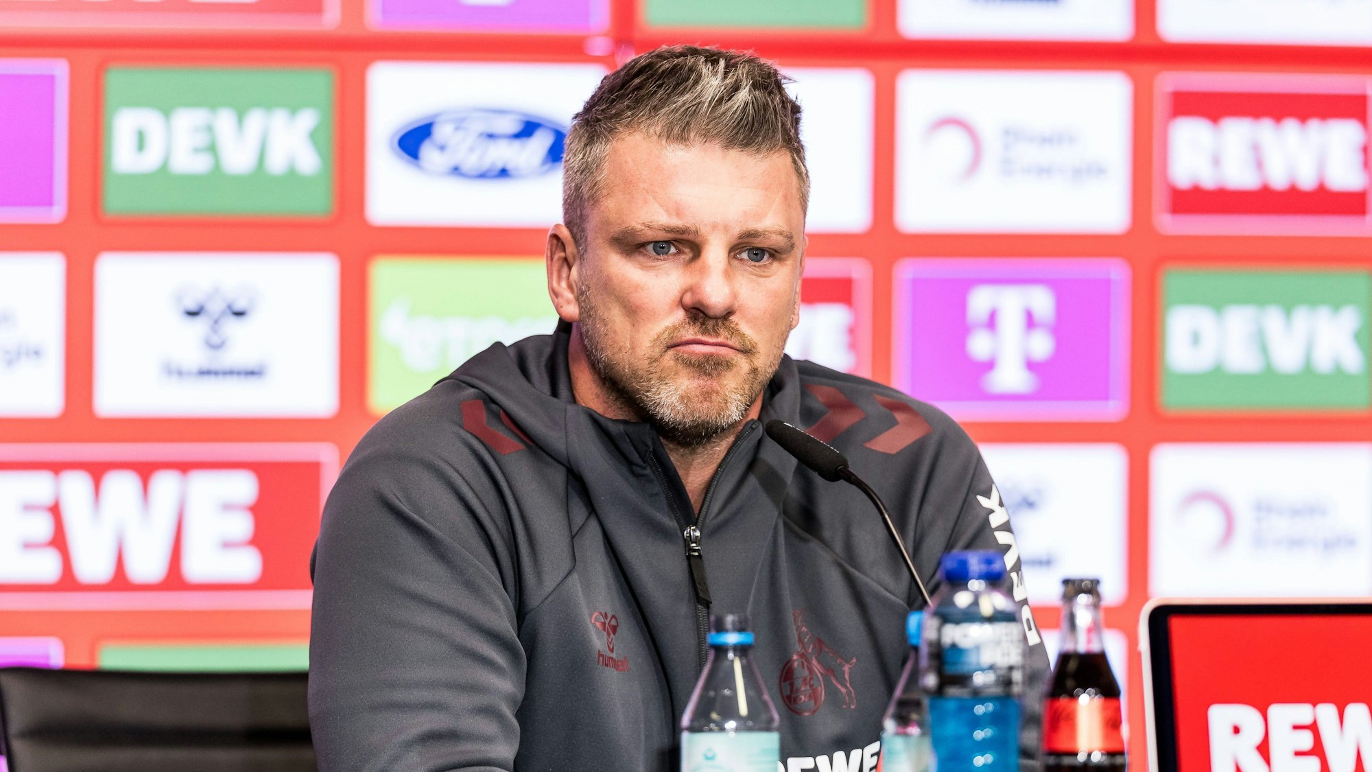 Lukas Kwasniok auf der Pressekonferenz des 1. FC Köln.