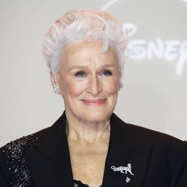 Glenn Close lacht.