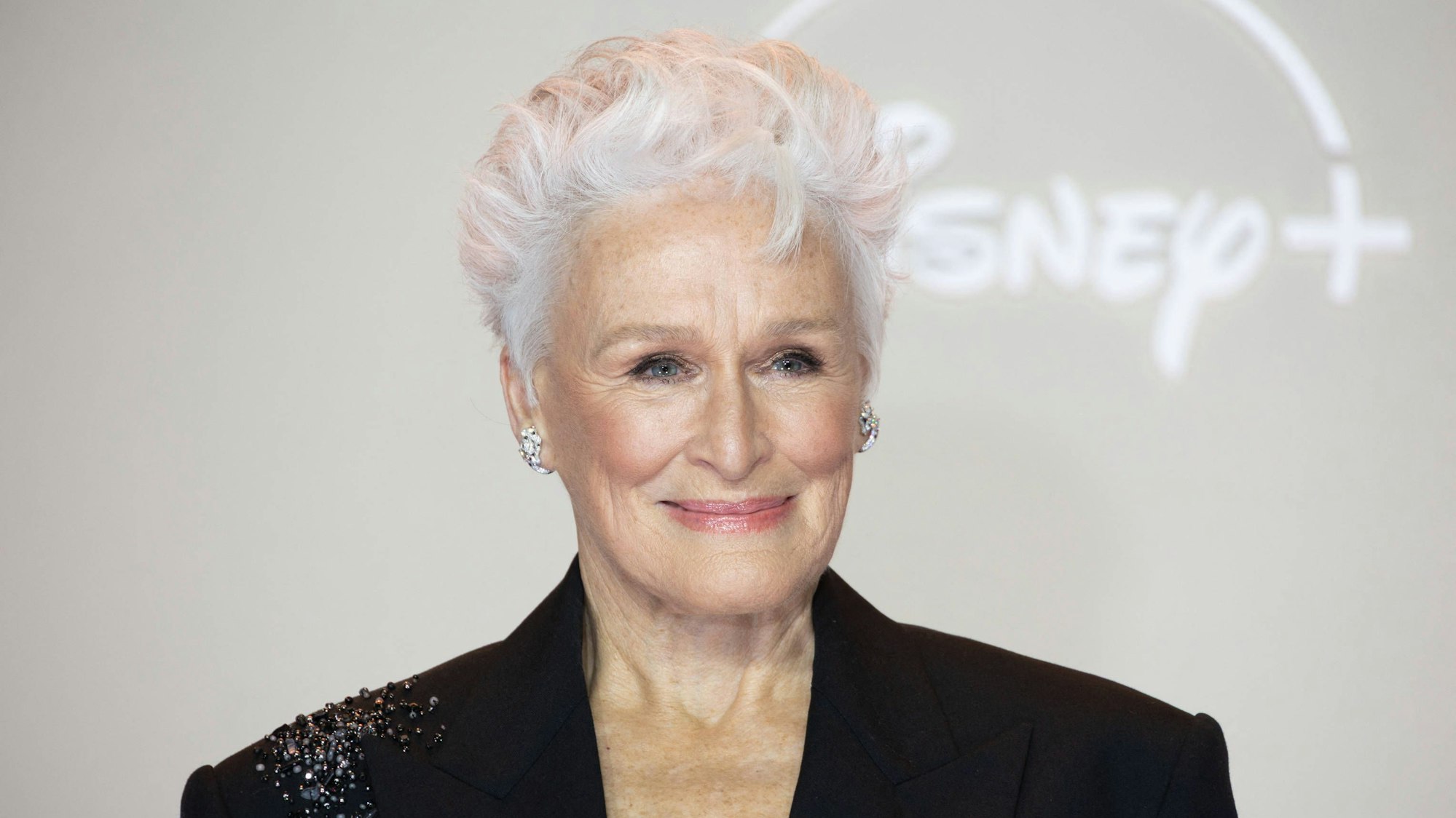 Glenn Close lacht.