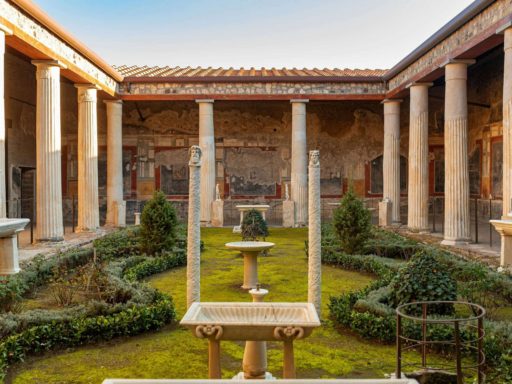 Garten und Peristyl im Haus der Vettii, einem Stadthaus im römischen Pompeji