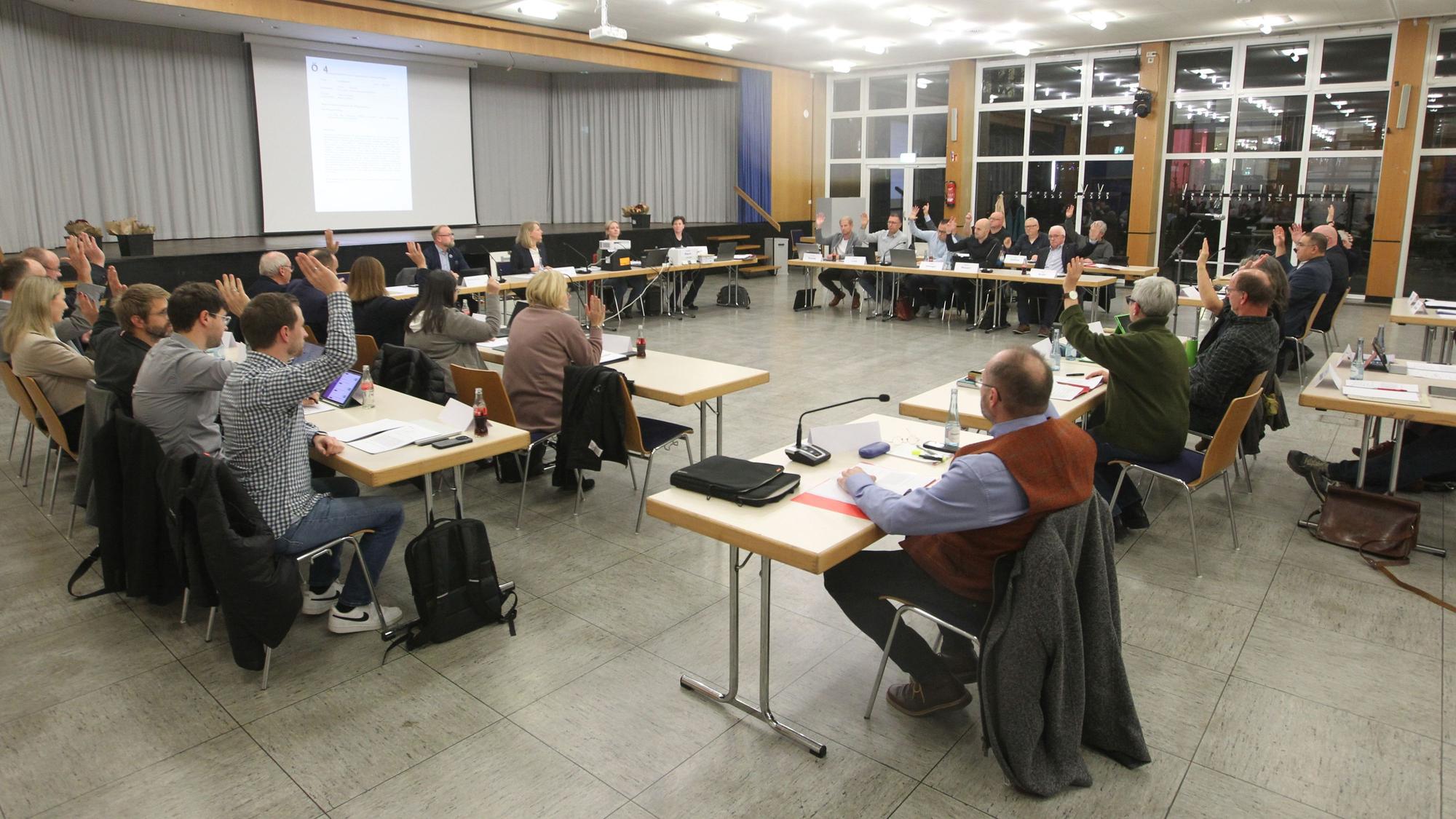 In der Aula der Gesamtschule Rosbach hat die konstituierende Ratssitzung der Gemeinde Windeck mit den neu gewählten 32 Ratsmitgliedern stattgefunden.