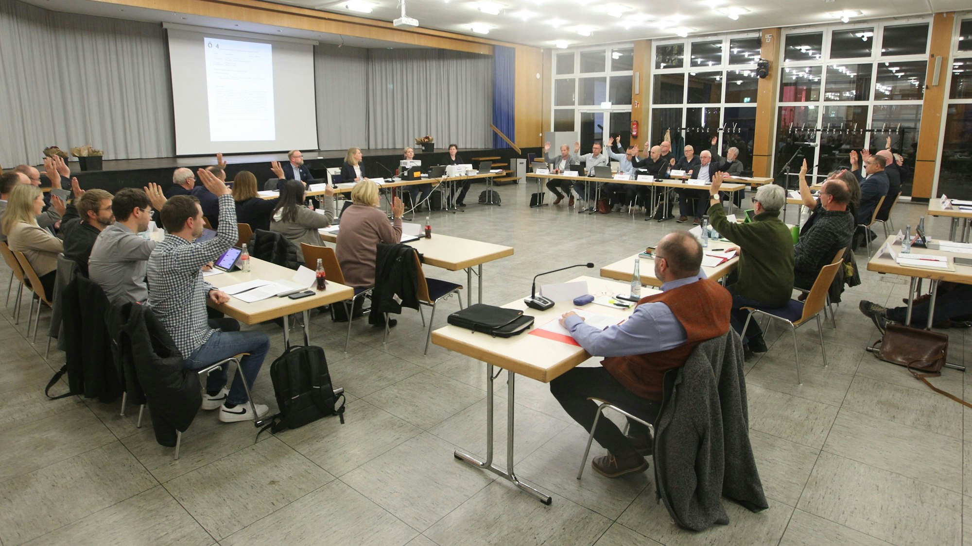 In der Aula der Gesamtschule Rosbach hat die konstituierende Ratssitzung der Gemeinde Windeck mit den neu gewählten 32 Ratsmitgliedern stattgefunden.