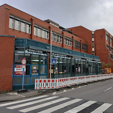 Neue Nutzung für das ehemalige AOK-Gebäude an der Theodor-Heuss-Straße, Arno Grigat (links) von der Rhein-Sieg-Treuhand GmbH und Architekt Roman Merten