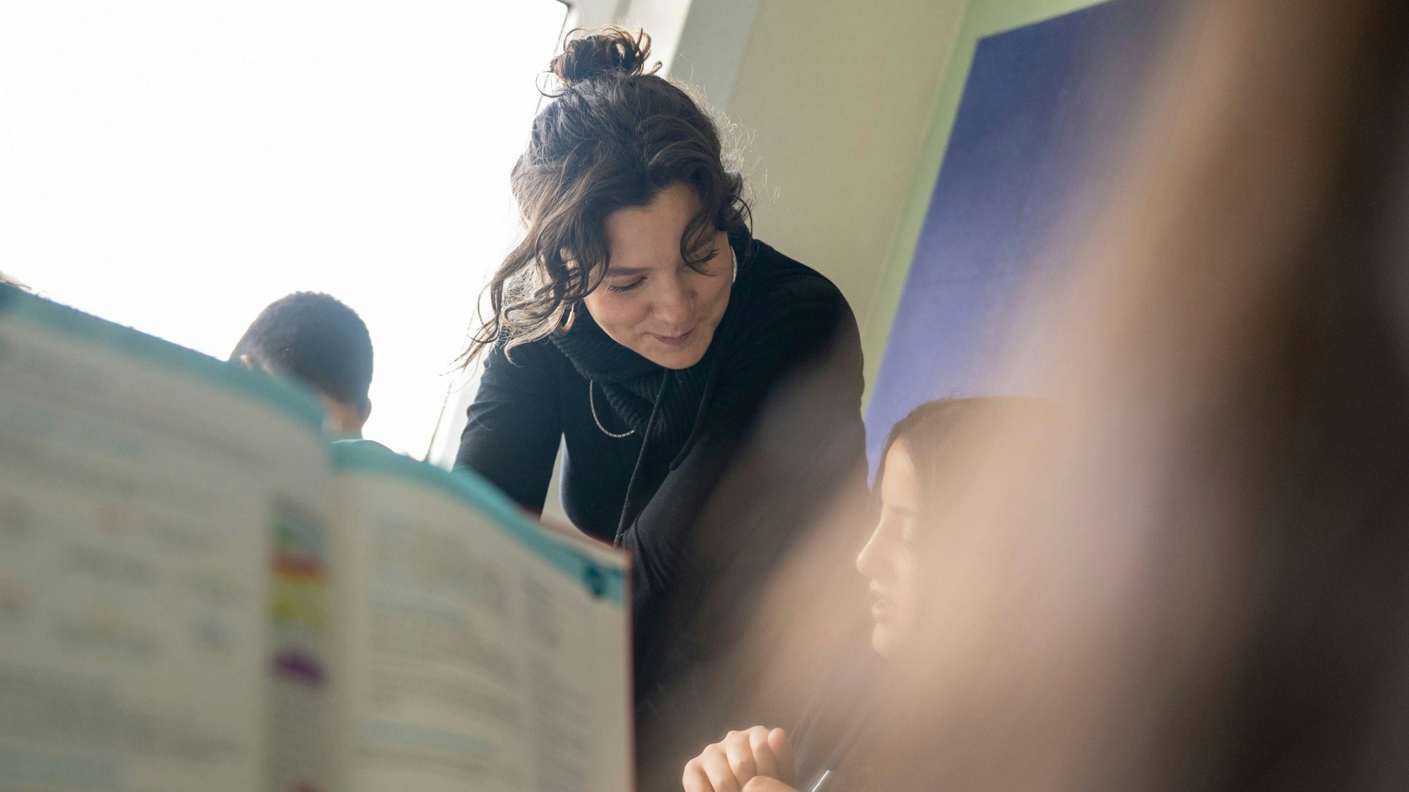 Moana Schneiders, künftige Geschäftsführerin des „Kölner Appell gegen Rassismus“ bei der täglichen Hausaufgabenbetreuung